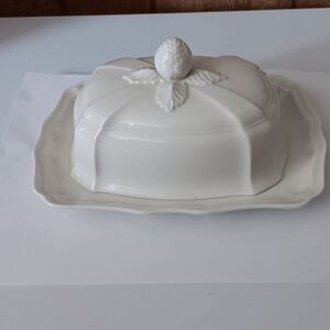 VINTAGE VILLEROY AND BOCH MANOIR COVERED BUTTER DISH.